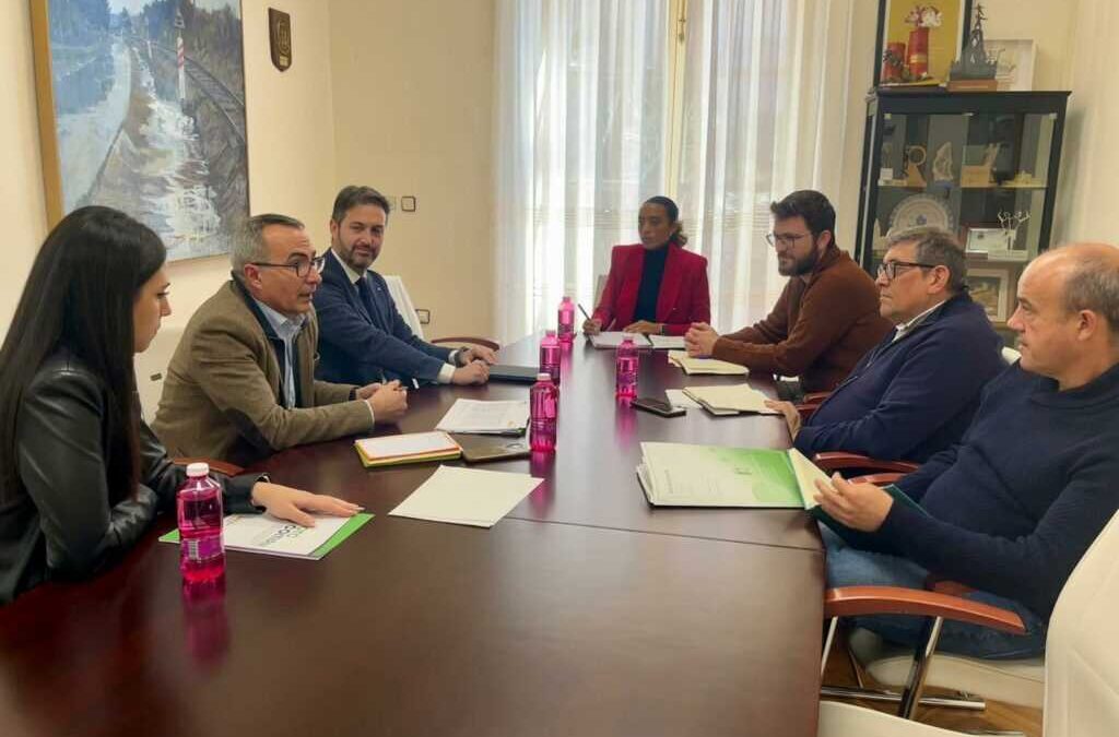 La alcaldesa de Alhama, el decano del COITIRM y los responsables de la OTC COITIRM y ODCE evalúan los proyectos de eficiencia energética del municipio para empoderar a los ciudadanos y empresarios
